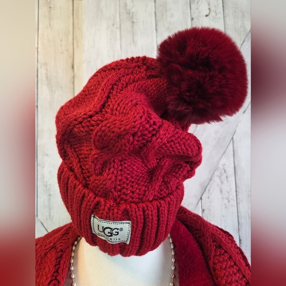 UGG Women's Red Cable Knit 2-piece Set Infinity Scarf And Pom Beanie - Picture 2 of 5